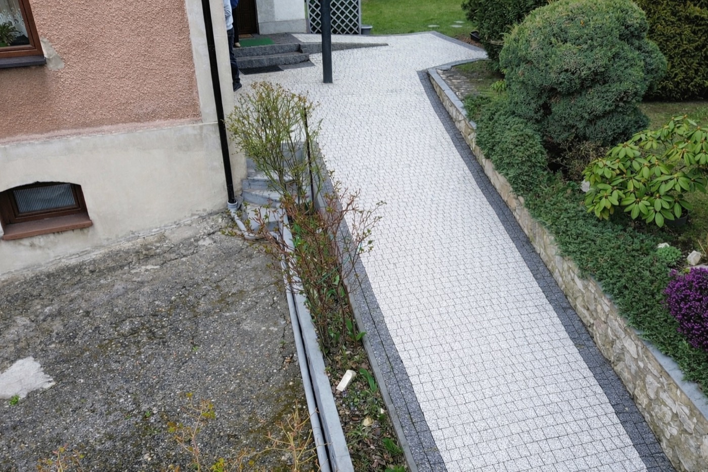 Podjazd po myciu ciśnieniowym — czyszczenie kostki Śląsk
