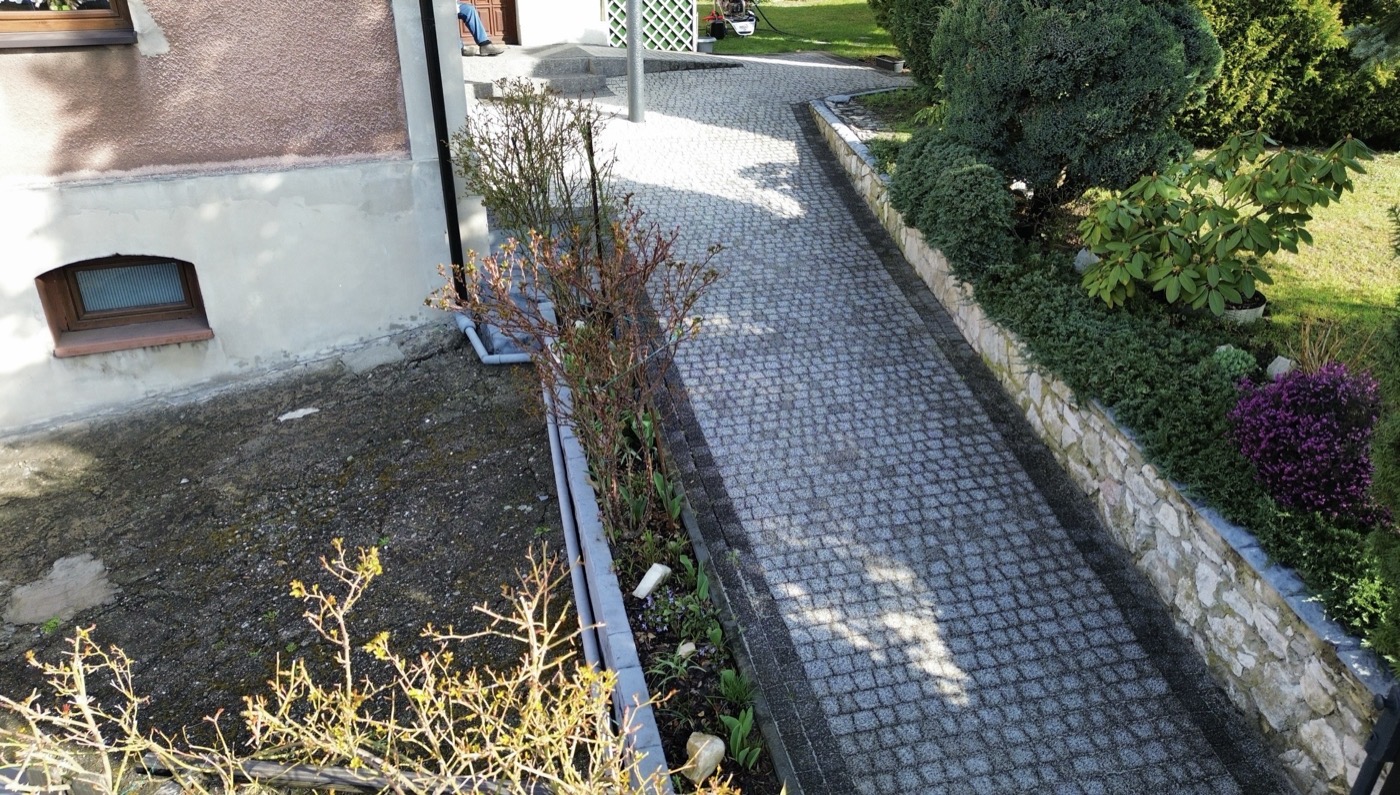Podjazd z kostki brukowej przed czyszczeniem — GlancMycie