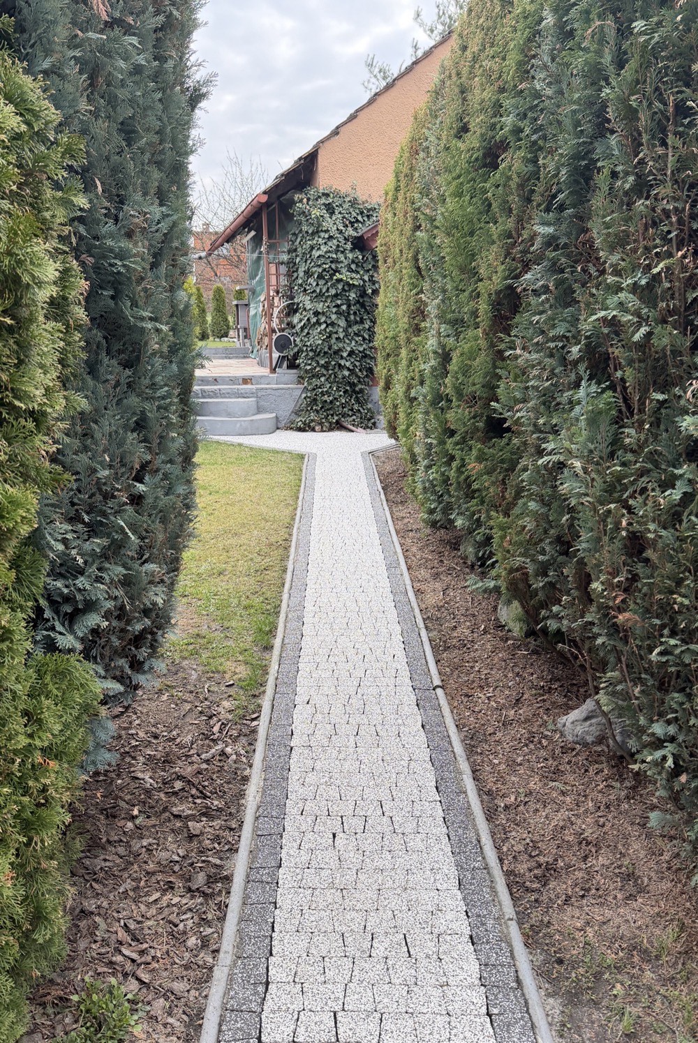 Ścieżka ogrodowa po myciu ciśnieniowym — efekty GlancMycie
